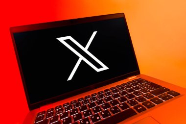 Prag, Çek Cumhuriyeti - 08 12 2025: X logosunu gösteren bir dizüstü bilgisayarın dinamik yakın çekimi. X, kısa gönderileri ve güncellemeleri paylaşmak için bir platformdur.