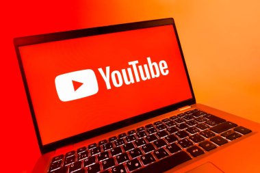 Prag, Çek Cumhuriyeti - 08 12 2025: Youtube logosunu gösteren bir bilgisayarın dinamik yakın çekimi. Youtube dünya çapında videoları izlemek ve paylaşmak için bir platform.