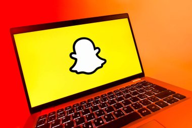 Prag, Çek Cumhuriyeti - 08 12 2025: Snapchat logosunu gösteren dinamik bir yakın plan. Snapchat fotoğraf, video ve geçici mesajlar göndermek için bir uygulamadır.