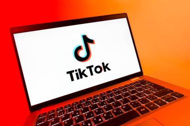 Prag, Çek Cumhuriyeti - 08 12 2025: TikTok logosunu gösteren dinamik bir yakın plan. TikTok kısa, yaratıcı ve viral video platformu.