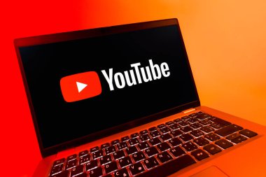 Prag, Çek Cumhuriyeti - 08 12 2025: Youtube logosunu gösteren bir bilgisayarın dinamik yakın çekimi. Youtube dünya çapında videoları izlemek ve paylaşmak için bir platform.