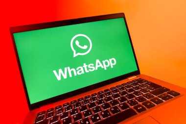 Prag, Çek Cumhuriyeti - 08 12 2025 WhatsApp logosunu gösteren dinamik bir yakın plan. WhatsApp mesaj, çağrı ve medya göndermek için bir uygulamadır.