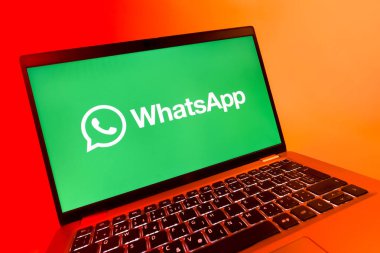 Prag, Çek Cumhuriyeti - 08 12 2025 WhatsApp logosunu gösteren dinamik bir yakın plan. WhatsApp mesaj, çağrı ve medya göndermek için bir uygulamadır.