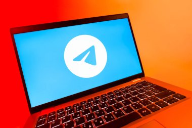 Prag, Çek Cumhuriyeti - 08 12 2025: Telegram logosunu gösteren bir dizüstü bilgisayarın dinamik yakın çekimi. Telgraf hızlı ve güvenli iletiler için bir uygulamadır.