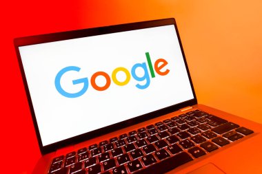Prag, Çek Cumhuriyeti - 08 12 2025: Google logosunu gösteren bir dizüstü bilgisayarın dinamik yakın çekimi. Google bilgi için bir arama motoru ve teknoloji platformudur.