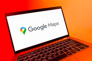 Prag, Çek Cumhuriyeti - 08 12 2025: Google Maps logosunu gösteren dinamik bir yakın plan. Google Maps haritalar, navigasyon ve konum hizmetleri için bir platformdur.