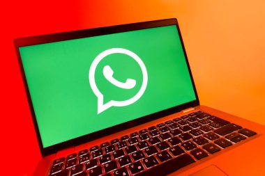 Prag, Çek Cumhuriyeti - 08 12 2025 WhatsApp logosunu gösteren dinamik bir yakın plan. WhatsApp mesaj, çağrı ve medya göndermek için bir uygulamadır.