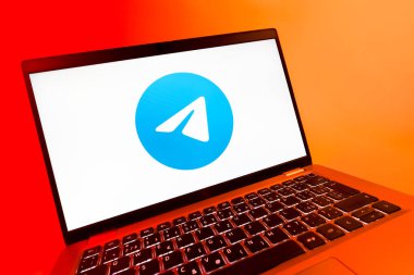 Prag, Çek Cumhuriyeti - 08 12 2025: Telegram logosunu gösteren bir dizüstü bilgisayarın dinamik yakın çekimi. Telgraf hızlı ve güvenli iletiler için bir uygulamadır.