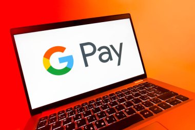 Prag, Çek Cumhuriyeti - 08 12 2025: Google Pay logosunu gösteren dinamik bir yakın plan. Google Pay kolay ve güvenli dijital ödemeler için bir platformdur.