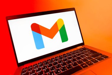 Prag, Çek Cumhuriyeti - 08 12 2025: Google Gmail logosunu gösteren dinamik bir yakın plan. Google Gmail, mesaj göndermek ve almak için kullanılan bir e-posta servisidir..