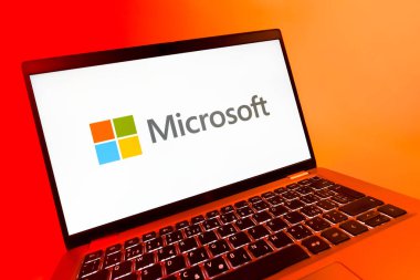 Prag, Çek Cumhuriyeti - 08 12 2025: Microsoft logosunu gösteren dinamik bir yakın plan. Microsoft yazılım, donanım ve hizmet sunan bir teknoloji şirketidir..