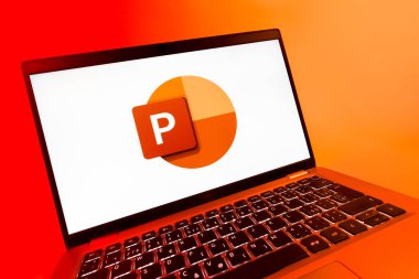 Prag, Çek Cumhuriyeti - 08 12 2025: Powerpoint logosunu gösteren bir bilgisayarın dinamik yakın çekimi. Powerpoint sunumlar ve slayt gösterileri oluşturmak için bir yazılımdır..