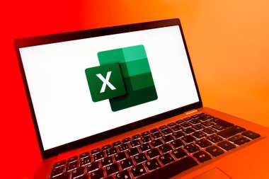Prag, Çek Cumhuriyeti - 08 12 2025: Excel logosunu gösteren bir dizüstü bilgisayarın dinamik yakın çekimi. Excel, tablo, veri analizi ve hesaplamalar için bir yazılımdır..