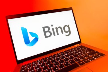 Prag, Çek Cumhuriyeti - 08 12 2025: Bing logosunu gösteren bir dizüstü bilgisayarın dinamik yakın çekimi. Bing çevrimiçi bilgi bulmak için bir arama motorudur.