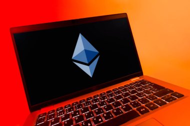 Prag, Çek Cumhuriyeti - 08 12 2025: Ethereum logosunu gösteren dinamik yakın plan. Ethereum merkezi olmayan uygulamalar ve kripto için bir engelleme platformudur..