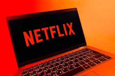 Prag, Çek Cumhuriyeti - 08 12 2025: Netflix logosunu gösteren bir dizüstü bilgisayarın dinamik yakın çekimi. Netflix sinema ve televizyon programları için bir yayın platformudur..