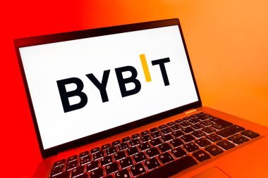 Prag, Çek Cumhuriyeti - 08 12 2025: Bybit logosunu gösteren dinamik bir yakın plan. Bybit şifreli para ve türev ticareti için bir platformdur.