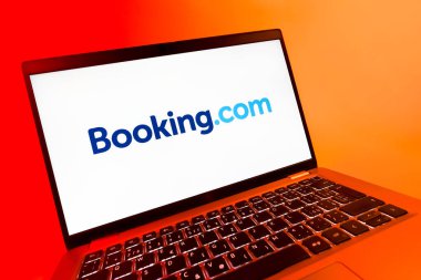 Prag, Çek Cumhuriyeti - 08 12 2025: Booking.com logosunu gösteren bir dizüstü bilgisayarın dinamik yakın çekimi. Rezervasyon, otel bulmak ve rezervasyon yaptırmak için bir platformdur..