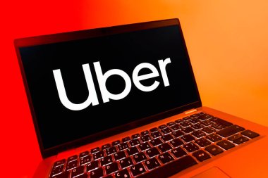 Prag, Çek Cumhuriyeti - 08 12 2025: Uber logosunu gösteren dinamik bir yakın plan. Uber ulaşım ve dağıtım hizmetleri için bir gezinti selamlama uygulaması.