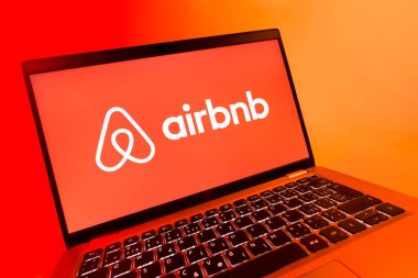 Prag, Çek Cumhuriyeti - 08 12 2025 Airbnb logosunu gösteren dinamik yakın plan. Airbnb dünya çapında kısa vadeli konaklama için bir platformdur..