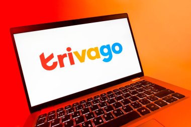 Prag, Çek Cumhuriyeti - 08 12 2025: Trivago logosunu gösteren bir dizüstü bilgisayarın dinamik yakın çekimi. Trivago otel fiyatlarını ve anlaşmaları karşılaştırmak için bir platform..