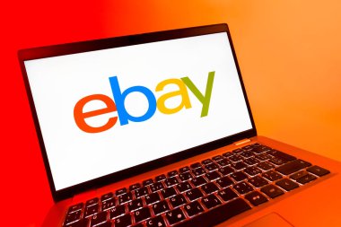 Prag, Çek Cumhuriyeti - 08 12 2025: ebay logosunu gösteren bir dizüstü bilgisayarın dinamik yakın çekimi. eBay, mal alıp satmak için çevrimiçi bir pazardır..