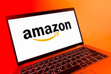Prag, Çek Cumhuriyeti - 08 12 2025: Amazon logosunu gösteren bir dizüstü bilgisayarın dinamik yakın çekimi. Amazon, alışveriş ürünleri ve hizmetleri için çevrimiçi bir platformdur..
