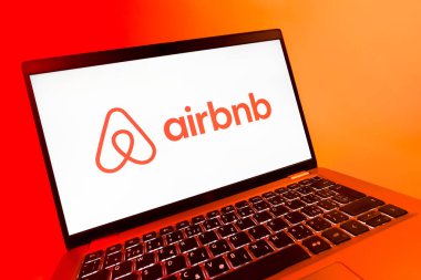 Prag, Çek Cumhuriyeti - 08 12 2025 Airbnb logosunu gösteren dinamik yakın plan. Airbnb dünya çapında kısa vadeli konaklama için bir platformdur..