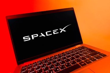 Prag, Çek Cumhuriyeti - 08 12 2025: SpaceX logosunu gösteren bir dizüstü bilgisayarın dinamik yakın çekimi. SpaceX uzay keşfi ve roket fırlatmaları için özel bir şirkettir..