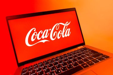 Prag, Çek Cumhuriyeti - 08 12 2025: Coca-Cola logosunu gösteren bir dizüstü bilgisayarın dinamik yakın çekimi. Coca-Cola meşrubatlarıyla tanınan bir içecek şirketidir..