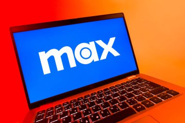 Prag, Çek Cumhuriyeti - 08 12 2025: Max logosunu gösteren bir dizüstü bilgisayarın dinamik yakın çekimi. Max, filmler, TV programları ve özgün içerikler için bir yayın platformudur..