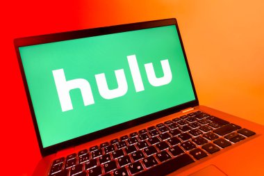 Prag, Çek Cumhuriyeti - 08 12 2025: Hulu logosunu gösteren bir dizüstü bilgisayarın dinamik yakın çekimi. Hulu TV şovları, filmler ve canlı TV için bir yayın platformu..