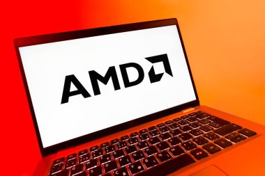Prag, Çek Cumhuriyeti - 08 12 2025: AMD logosunu gösteren bir bilgisayarın dinamik yakın çekimi. AMD, işlemci ve işlemci üreten yarı iletken bir şirkettir..
