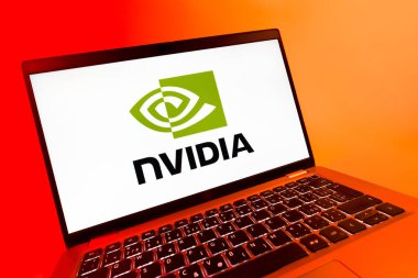 Prag, Çek Cumhuriyeti - 08 12 2025: NVIDIA logosunu gösteren bir dizüstü bilgisayarın dinamik yakın çekimi. NVIDIA, GPU ve yapay zeka donanımı alanında uzmanlaşmış bir teknoloji şirketidir..
