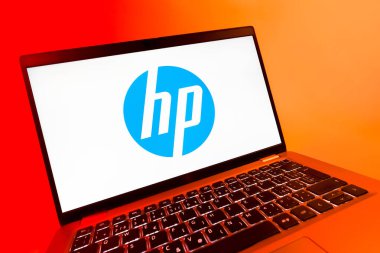 Prag, Çek Cumhuriyeti - 08 12 2025: Hewlett-Packard logosunu gösteren bir dizüstü bilgisayarın dinamik yakın çekimi. Hewlett-Packard bilgisayar ve yazıcı üreten bir teknoloji şirketidir..