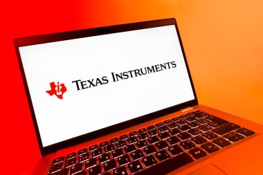 Prag, Çek Cumhuriyeti - 08 12 2025: Texas Instruments logosunu gösteren bir dizüstü bilgisayarın dinamik yakın çekimi. Texas Instruments yarı iletken ve elektronik üreten bir şirket..