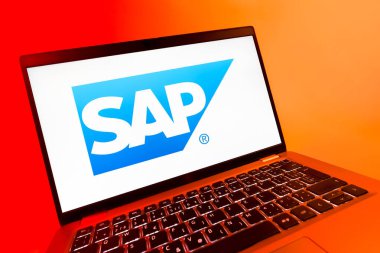 Prag, Çek Cumhuriyeti - 08 12 2025: SAP logosunu gösteren dinamik bir yakın plan. SAP, şirket uygulamaları ve çözümleri sağlayan bir yazılım şirketidir..