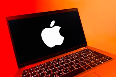 Prag, Çek Cumhuriyeti - 08 12 2025: Apple logosunu gösteren bir dizüstü bilgisayarın dinamik yakın çekimi. Apple iPhone, bilgisayar ve hizmet üreten bir teknoloji şirketidir..