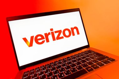 Prag, Çek Cumhuriyeti - 08 12 2025: Verizon logosunu gösteren dinamik bir yakın plan. Verizon, kablosuz ve geniş bant hizmetleri sağlayan bir telekom şirketidir..