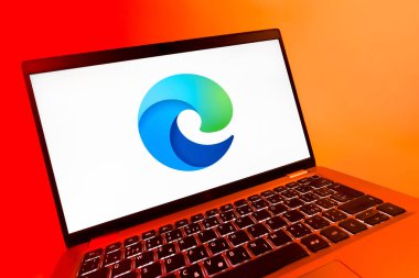 Prag, Çek Cumhuriyeti - 08 12 2025: Sınır logosunu gösteren bir laptopun dinamik yakın çekimi. Edge, Microsoft tarafından Windows aygıtları için geliştirilen bir web tarayıcısıdır..