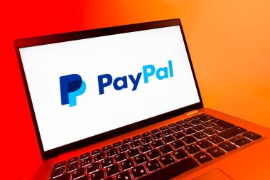 Prag, Çek Cumhuriyeti - 08 12 2025: PayPal logosunu gösteren dinamik bir yakın plan. PayPal çevrimiçi ödemeler ve para transferleri için bir platformdur.