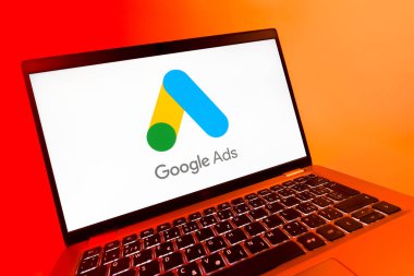 Prag, Çek Cumhuriyeti - 08 12 2025: Google Ads logosunu gösteren dinamik bir yakın plan. Google Reklamları, çevrimiçi reklamlar yaratmak ve yönetmek için bir platformdur.