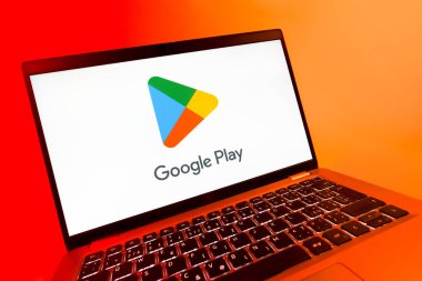 Prag, Çek Cumhuriyeti - 08 12 2025: Google Play logosunu gösteren bir dizüstü bilgisayarın dinamik yakın çekimi. Google Play uygulamaları, oyunları ve dijital içeriği indirmek için bir platformdur.