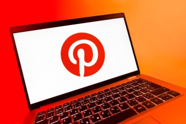 Prag, Çek Cumhuriyeti - 08 12 2025: Pinterest logosunu gösteren dinamik bir yakın plan. Pinterest fikirleri görsel olarak keşfetmek ve kaydetmek için bir platformdur..