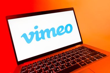 Prag, Çek Cumhuriyeti - 08 12 2025: Vimeo logosunu gösteren bir dizüstü bilgisayarın dinamik yakın çekimi. Vimeo, yüksek kaliteli video sunucu ve paylaşımı için bir platformdur.