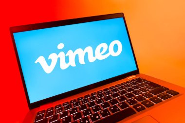 Prag, Çek Cumhuriyeti - 08 12 2025: Vimeo logosunu gösteren bir dizüstü bilgisayarın dinamik yakın çekimi. Vimeo, yüksek kaliteli video sunucu ve paylaşımı için bir platformdur.