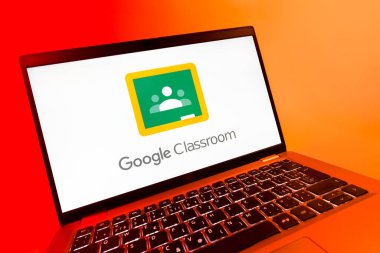 Prag, Çek Cumhuriyeti - 08 12 2025: Google Sınıfı logosunu gösteren bir dizüstü bilgisayarın dinamik yakın çekimi. Google Sınıfı, sınıfları ve eğitim içeriğini yönetmek için bir platformdur.