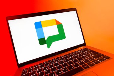 Prag, Çek Cumhuriyeti - 08 12 2025: Google Chat logosunu gösteren dinamik bir yakın plan. Google Chat mesajlaşma ve takım işbirliği için bir platformdur.