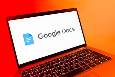 Prag, Çek Cumhuriyeti - 08 12 2025: Google Docs logosunu gösteren dinamik bir yakın plan. Google Docs metin belgeleri oluşturmak ve düzenlemek için bir platformdur.
