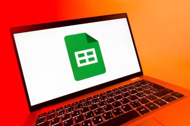 Prag, Çek Cumhuriyeti - 08 12 2025: Google Sheets logosunu gösteren dinamik bir yakın plan. Google Sayfalar tablo oluşturmak ve yönetmek için bir platformdur.